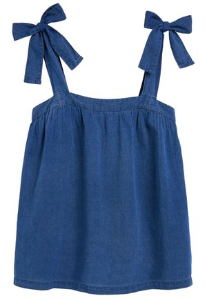 Top smanicato in denim blu con tessuto arricciato e fiocchi sulle spalle su uno sfondo bianco.