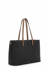 Borsa a tracolla nera con manici in pelle marrone. Texture liscia, forma rettangolare, chiusura con zip e un particolare in metallo. Dettaglio del logo sulla parte anteriore in basso.