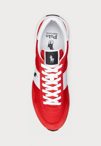 Κόκκινα υφασμάτινα αθλητικά παπούτσια με λευκές λεπτομέρειες, στρογγυλή μύτη, επίπεδα κορδόνια και λογότυπο Polo στην γλώσσα. Διαθέτουν υφή στην εξωτερική επιφάνεια και καουτσούκ σόλα.