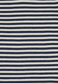 Tessuto lavorato a maglia con strisce orizzontali alternate di blu navy e bianco, caratterizzato da una superficie liscia e uno spazio costante tra le strisce.
