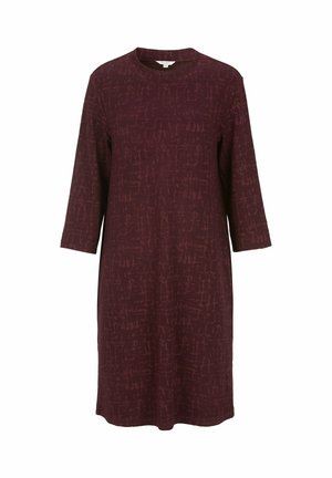 Robe en jersey bordeaux à manches trois-quarts, col rond et motif abstrait sur l'ensemble, présentant une silhouette décontractée.