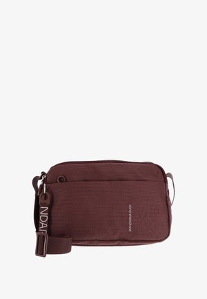Sac à bandoulière rectangulaire rouge foncé avec un tissu texturé, poche zippée sur le devant, bandoulière réglable et logo "MANDARINA DUCK" à l'avant.