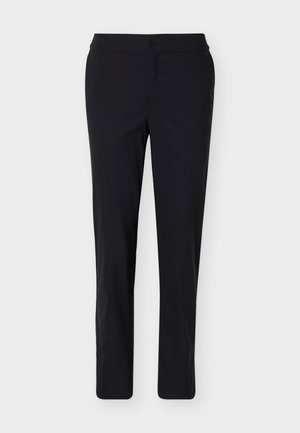 Schwarze, schmal geschnittene, konisch zulaufende Hose mit Knopf- und Reißverschluss, Vordertaschen und schlichtem Design vor weißem Hintergrund.