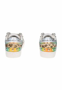 Sneakers bianchi con accenti iridescenti, dettagli in stampa leopardata e bande colorate con borchie. Presentano hardware argentato e superfici texturizzate.