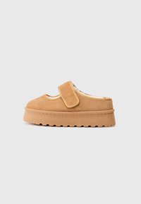 Brun semsket slip-on sko med borrelås, rund tå og tykk plattformsåle med teksturert gummisåle.