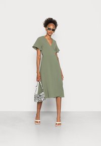 VILA VILOVIE WRAP DRESS - Denní šaty - four leaf clover