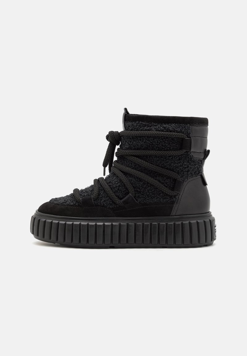 Svart høytopp sneaker med en blanding av teksturert stoff og semsket skinn i overdelen, tykk gummisåle og markante snøringer.
