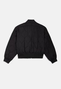 Čierna prešívaná bomber bunda s krátkym golierom, elastickými manžetami a textúrovaným, bublinkovým vzorom na vonkajšej strane.