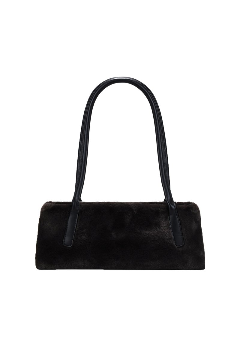 Bolso de mano de piel negra con asas de cuero lisas, de forma rectangular y con una apariencia suave y texturizada. Sin hardware ni acentos visibles.