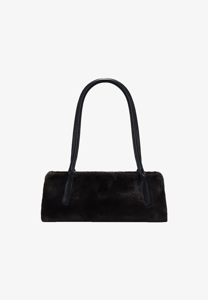 Bolso de mano de piel negra con asas de cuero lisas, de forma rectangular y con una apariencia suave y texturizada. Sin hardware ni acentos visibles.