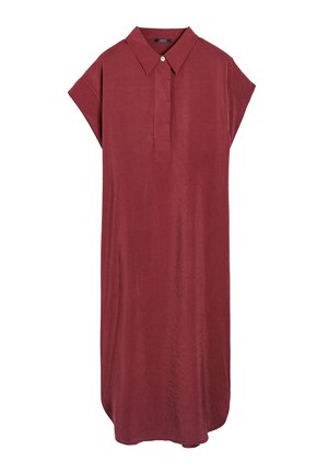 Bordowa sukienka z krótkim rękawem i kołnierzykiem, z zapięciem na guziki oraz luźnym krojem, wykonana z miękkiego materiału.