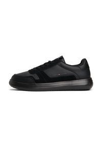 Sneaker nere in pelle e camoscio, con un design semplice, punta rotonda, chiusura con lacci e un logo discreto sul lato.