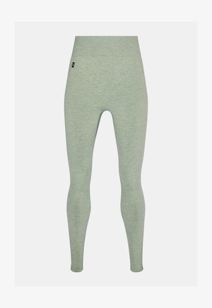 Leggings vert clair côtelés à taille haute et sans coutures, avec une petite étiquette logo noire sur la hanche gauche.
