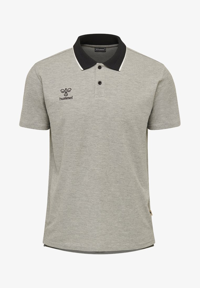 Szara koszulka polo z czarnym kołnierzykiem i białymi akcentami, z logo po lewej stronie na piersi, wykonana z miękkiego, teksturowanego materiału.