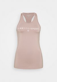 Różowy top sportowy o dopasowanym kroju, gładkiej teksturze i białym napisie logo. Posiada wąskie ramiączka i brak dodatkowych ozdób.