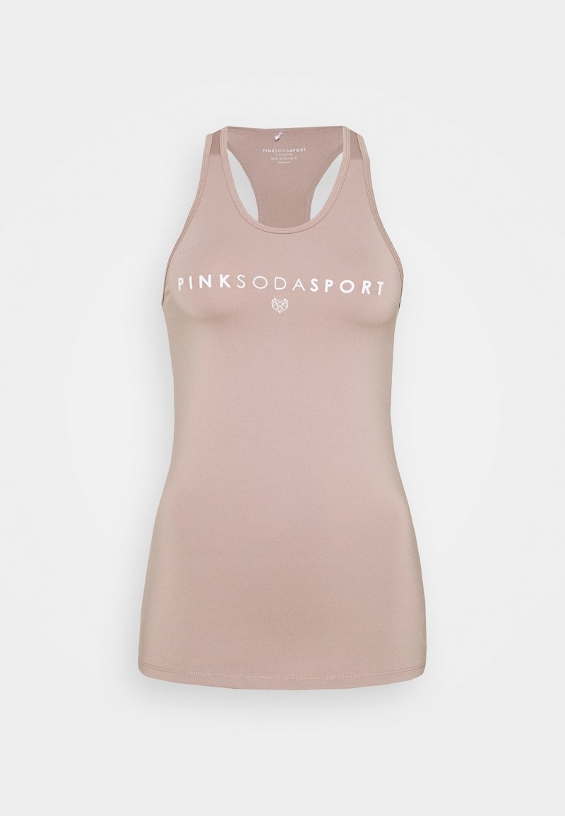 Różowy top sportowy o dopasowanym kroju, gładkiej teksturze i białym napisie logo. Posiada wąskie ramiączka i brak dodatkowych ozdób.