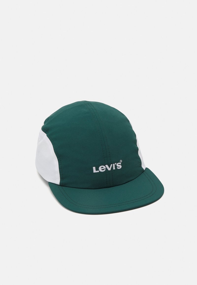 Casquette vert foncé et blanc avec une visière incurvée, arborant le logo Levi's brodé en blanc sur le panneau avant.