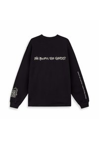 Schwarzer Langarm-Sweatshirt aus Baumwolle, mit weißem Graffiti-ähnlichem Text auf dem Rücken und dem Ärmel. Einfacher Rundhalsausschnitt und lockere Passform.