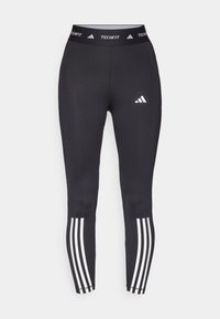 Zwarte sportleggings met een aansluitend ontwerp, voorzien van een TECHFIT-band en drie witte strepen bij de boorden. Gladde textuur.