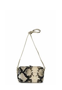 Bolso bandolera con estampado de serpiente que presenta una combinación de colores beige y negro, textura suave y una correa trenzada con detalle de nudo.