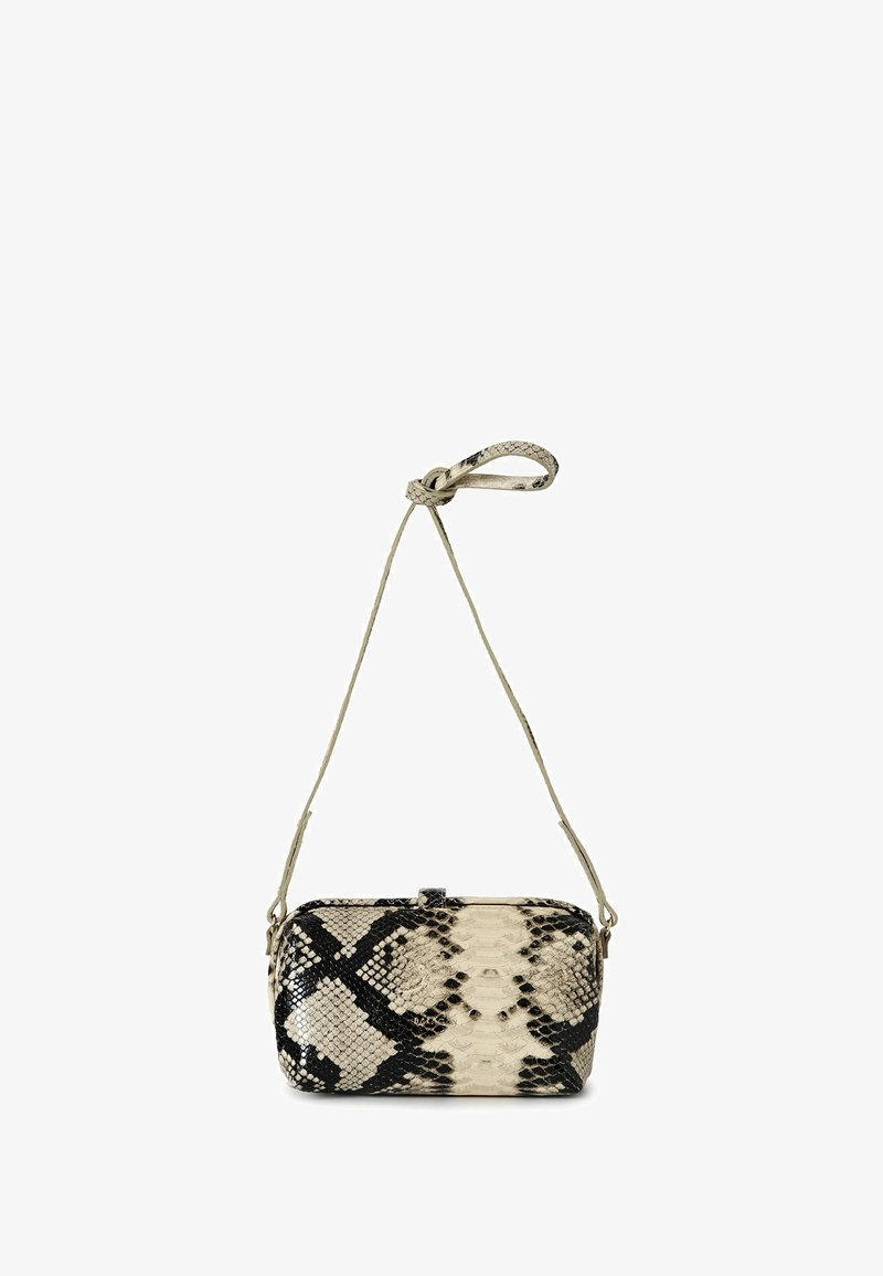 Käärmeennahan kuosis crossbody-laukku, jossa on beige- ja mustasävyinen värimaailma, sileä pinta sekä punottu hihna solmukyydellä.