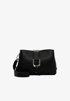 Sac bandoulière en cuir noir texturé avec détail boucle argentée et sangle ajustable, forme rectangulaire avec fermeture à rabat.