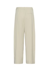 Pantalon beige à jambes larges avec passants pour ceinture, une poche passepoilée arrière unique, et une taille haute, montré de dos sur un fond blanc.