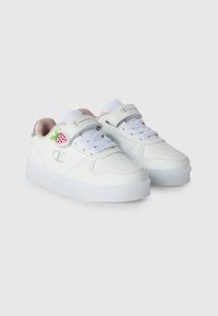 Sneaker bianche con una finitura in pelle liscia, caratterizzate da dettagli rosa chiaro, una linguetta testurizzata e un embellishment a forma di fragola.