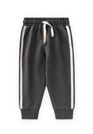 Pantalones deportivos para niños pequeños en gris oscuro con cintura elástica, cordón beige y rayas laterales beige que se extienden hasta los puños acanalados.