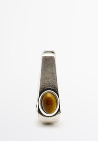 Anello in argento con una pietra di occhio di tigre ovale lucida, caratterizzato da un design affusolato e una banda testurizzata con una superficie liscia.