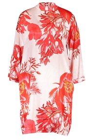 Robe ample mi-longue avec imprimé floral rouge sur fond blanc et manches trois-quarts.