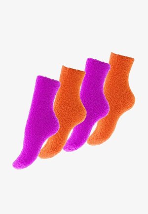 Quattro paia di calze pelose in colori vivaci: due viola e due arancioni. Ogni calza ha una texture morbida e un design che arriva a metà polpaccio.