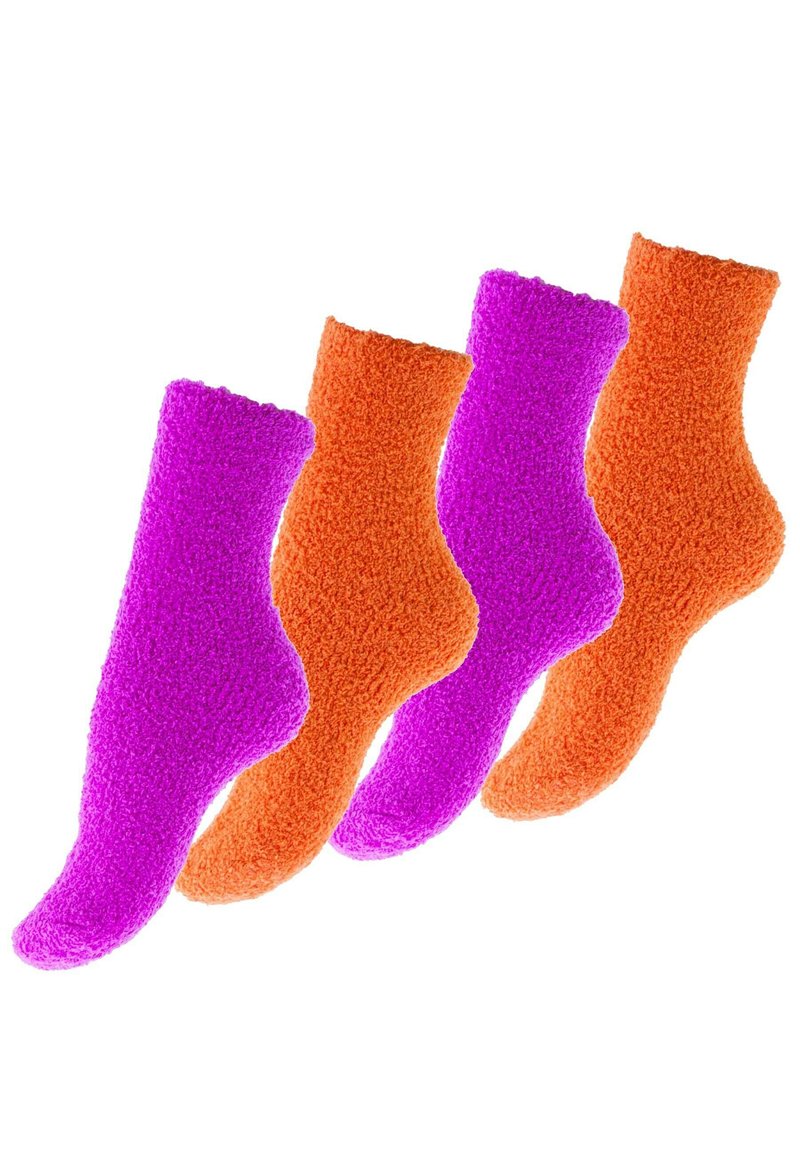 Quatre paires de chaussettes en peluche de couleurs vives : deux violettes et deux oranges. Chaque chaussette a une texture douce et un design hauteur mi-mollet.