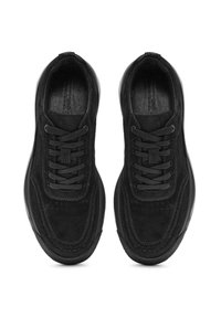 Sneakers in suede nero con una finitura liscia, punta arrotondata e linguetta imbottita. Presentano una chiusura con lacci e sottili perforazioni sui lati.