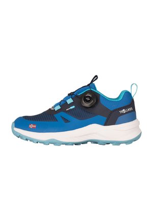 Blaue und schwarze wasserdichte Sneaker mit weißer Sohle, Schnürsystem mit Drehverschluss und norwegischer Flagge an der Seite, Marke Trollkids.