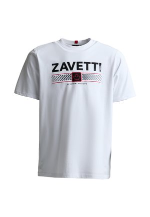 Fehér rövid ujjú póló fekete "ZAVETTI" felirattal, pöttyös csíkkal, piros juharlevél emblémával és földrajzi koordinátákkal a minta alatt.