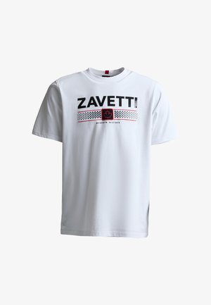 Fehér rövid ujjú póló fekete "ZAVETTI" felirattal, pöttyös csíkkal, piros juharlevél emblémával és földrajzi koordinátákkal a minta alatt.