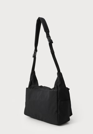 Uvrstitev 12: NN.07 - MESSENGER BAG - Torba čez telo