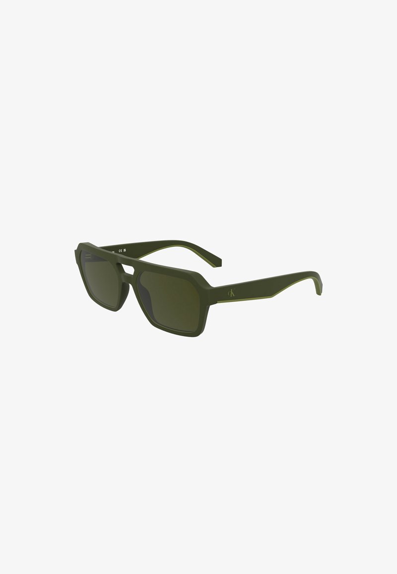 Grüne Plastiksunglasses mit einem eckigen Gestell, getönten Gläsern und einem kontrastierenden helleren grünen Akzent entlang der Seiten.