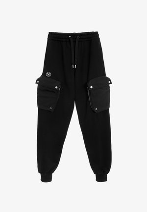 Pantalones de chándal negros hechos de material suave, que cuentan con dos grandes bolsillos laterales, cinturilla elástica y puños, con acentos de hardware plateado.