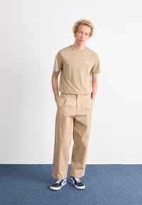 Puma TAPE TEE - Camiseta estampada - oak branch