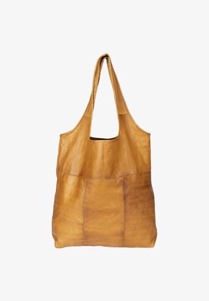 Bolso tote de cuero marrón con una textura suave, que presenta una abertura amplia, asas alargadas y un detalle de costura en la parte frontal.