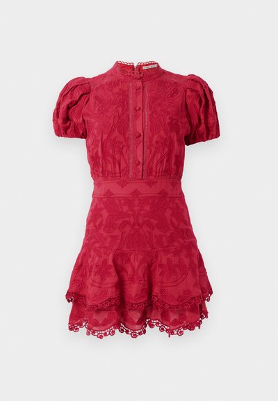 Rood geborduurd jurk met korte pofmouwen, een hoge hals, knoopsluiting, een getailleerde taille en een uitlopende, gegolfde zoom.
