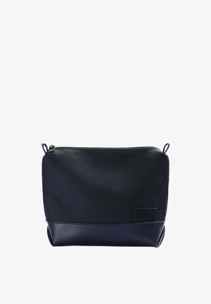 Pochette nera in nylon con una superficie liscia, dotata di chiusura zip, fondo arrotondato e un accento in pelle con etichetta logo.