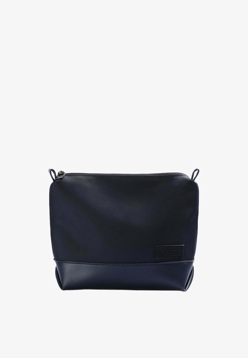 Pochette en nylon noir avec une texture lisse, dotée d'une fermeture éclair, d'un fond arrondi et d'un accent en cuir avec une étiquette de logo.