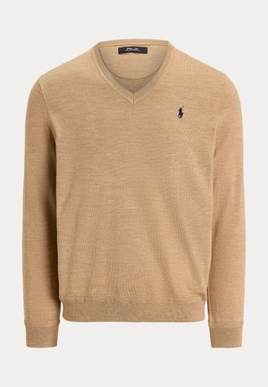 Beige V-hals trui met lange mouwen, voorzien van geribbelde manchetten en zoom, met een kleine geborduurde marineblauwe polo speler logo op de linkerborst.