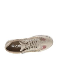 Sneaker beige con tomaia in pelle testurizzata, con accenti decorativi rosa e oro, chiusura con lacci e suola in gomma bianca.