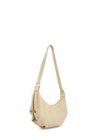 Beige læder skuldertaske med et afslappet design, justerbar rem og hardware i guld-tone. Blød tekstur med subtile foldedetaljer.