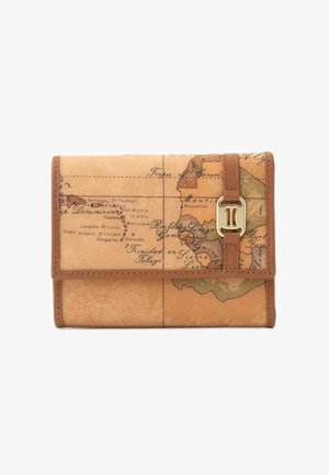 Portafoglio in pelle marrone con design di una mappa del mondo vintage, chiusura a scatto e dettagli di cucitura. Forma rettangolare compatta con superficie testurizzata.