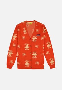 Cardigan rouge avec des motifs géométriques beiges, doté d'un décolleté en V, d'une fermeture à boutons et d'une poche latérale. Fabriqué en matériau tricot doux.